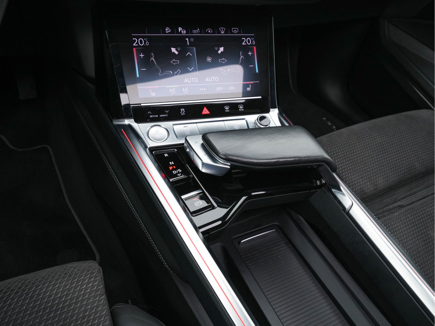Audi e-tron 55 quattro 95 kWh [ 3-Fase ] (INCL.BTW) *PANO | HEAD-UP | LEATHER-ALCANTARA | FULL-LED | NIGHT-VISION | BANG&OLUFSEN | ADAPTIVE-CRUISE | MEMORY-PACK | BLIND-SPOT | CAMERA | SPORT/HEATED-SEATS | ECC | PDC | 22''ALU | TOWB