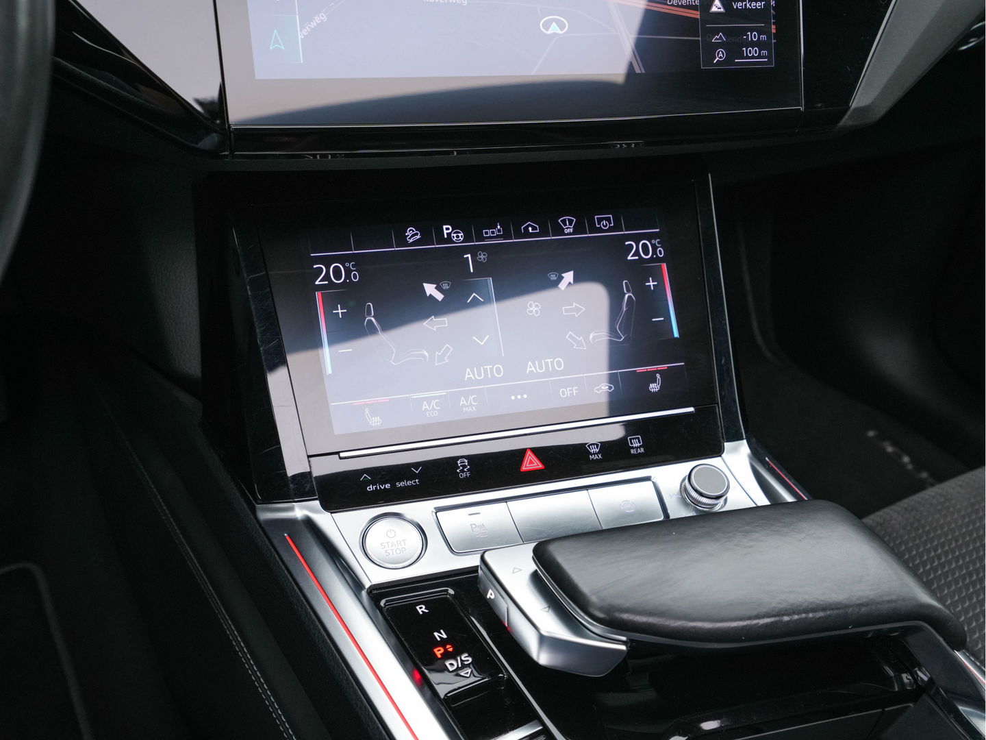 Audi e-tron 55 quattro 95 kWh [ 3-Fase ] (INCL.BTW) *PANO | HEAD-UP | LEATHER-ALCANTARA | FULL-LED | NIGHT-VISION | BANG&OLUFSEN | ADAPTIVE-CRUISE | MEMORY-PACK | BLIND-SPOT | CAMERA | SPORT/HEATED-SEATS | ECC | PDC | 22''ALU | TOWB