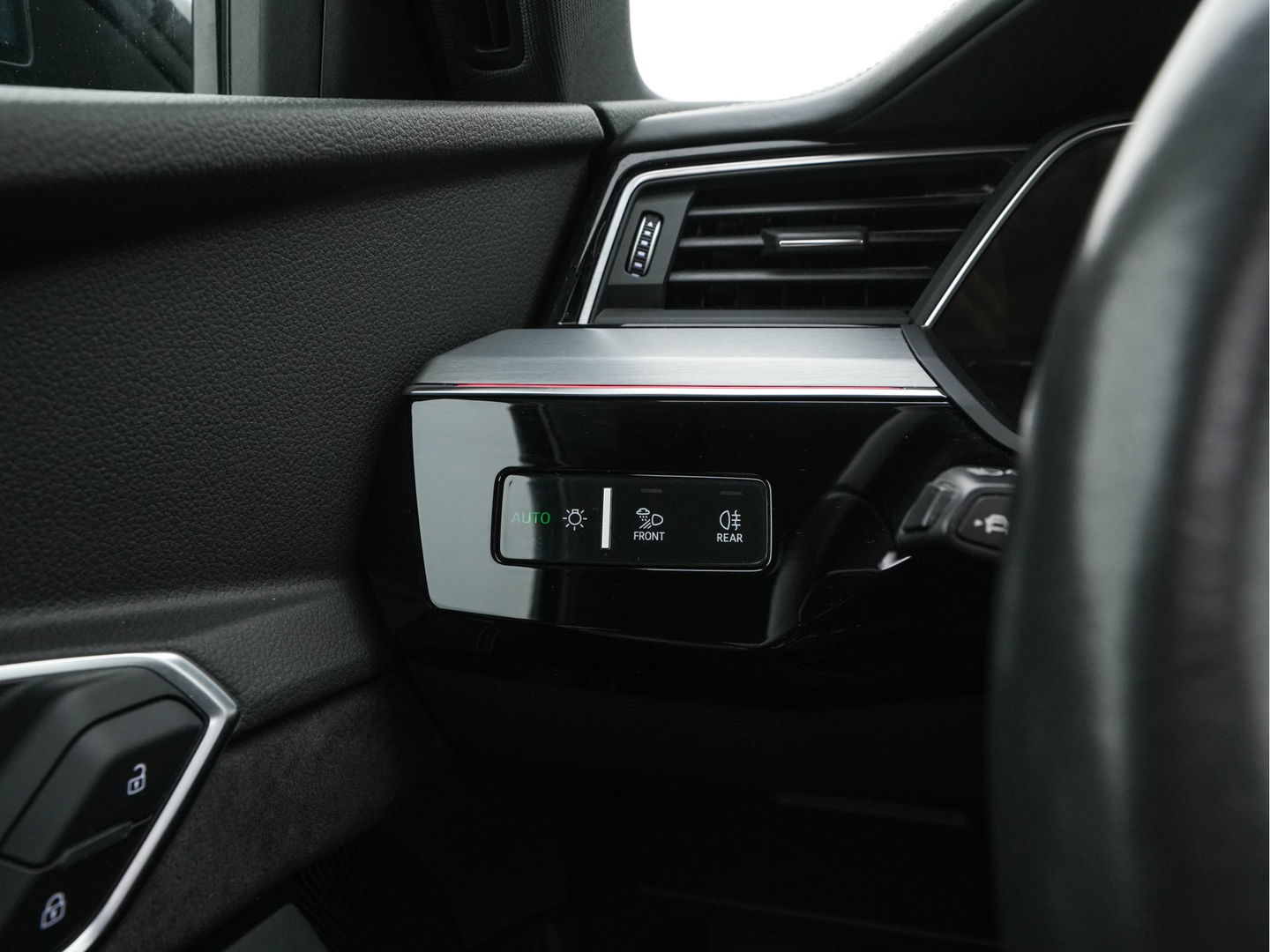 Audi e-tron 55 quattro 95 kWh [ 3-Fase ] (INCL.BTW) *PANO | HEAD-UP | LEATHER-ALCANTARA | FULL-LED | NIGHT-VISION | BANG&OLUFSEN | ADAPTIVE-CRUISE | MEMORY-PACK | BLIND-SPOT | CAMERA | SPORT/HEATED-SEATS | ECC | PDC | 22''ALU | TOWB