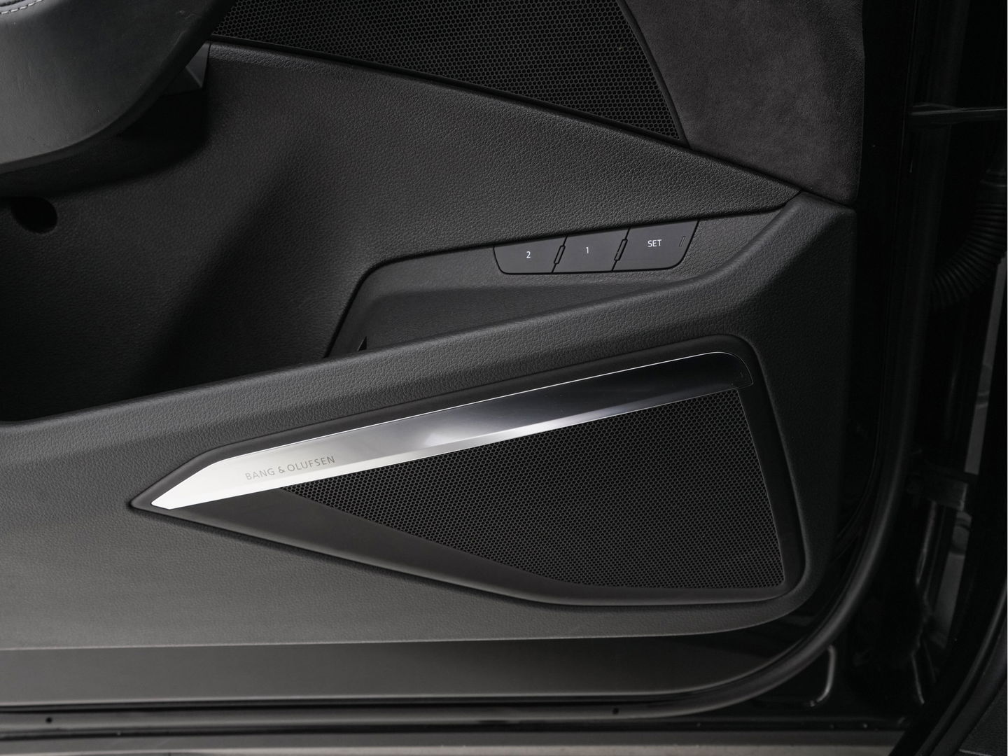 Audi e-tron 55 quattro 95 kWh [ 3-Fase ] (INCL.BTW) *PANO | HEAD-UP | LEATHER-ALCANTARA | FULL-LED | NIGHT-VISION | BANG&OLUFSEN | ADAPTIVE-CRUISE | MEMORY-PACK | BLIND-SPOT | CAMERA | SPORT/HEATED-SEATS | ECC | PDC | 22''ALU | TOWB