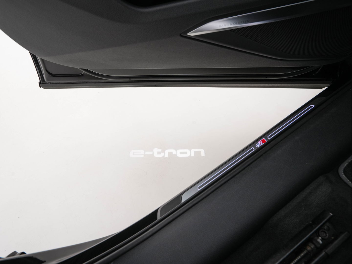 Audi e-tron 55 quattro 95 kWh [ 3-Fase ] (INCL.BTW) *PANO | HEAD-UP | LEATHER-ALCANTARA | FULL-LED | NIGHT-VISION | BANG&OLUFSEN | ADAPTIVE-CRUISE | MEMORY-PACK | BLIND-SPOT | CAMERA | SPORT/HEATED-SEATS | ECC | PDC | 22''ALU | TOWB
