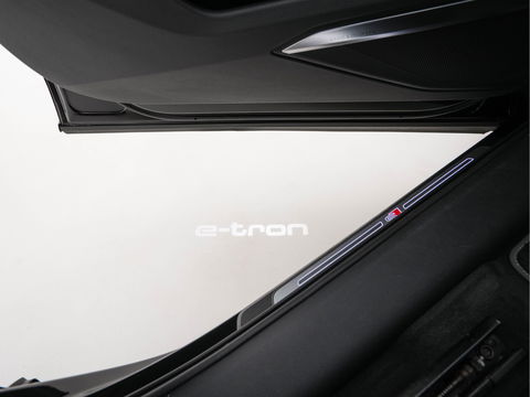 Audi e-tron 55 quattro 95 kWh [ 3-Fase ] (INCL.BTW) *PANO | HEAD-UP | LEATHER-ALCANTARA | FULL-LED | NIGHT-VISION | BANG&OLUFSEN | ADAPTIVE-CRUISE | MEMORY-PACK | BLIND-SPOT | CAMERA | SPORT/HEATED-SEATS | ECC | PDC | 22''ALU | TOWB