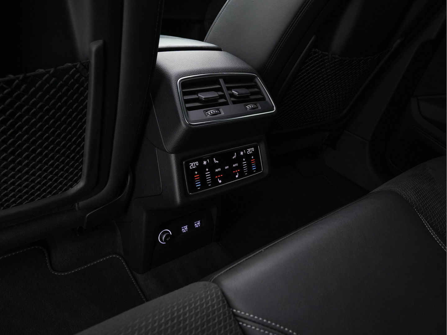 Audi e-tron 55 quattro 95 kWh [ 3-Fase ] (INCL.BTW) *PANO | HEAD-UP | LEATHER-ALCANTARA | FULL-LED | NIGHT-VISION | BANG&OLUFSEN | ADAPTIVE-CRUISE | MEMORY-PACK | BLIND-SPOT | CAMERA | SPORT/HEATED-SEATS | ECC | PDC | 22''ALU | TOWB