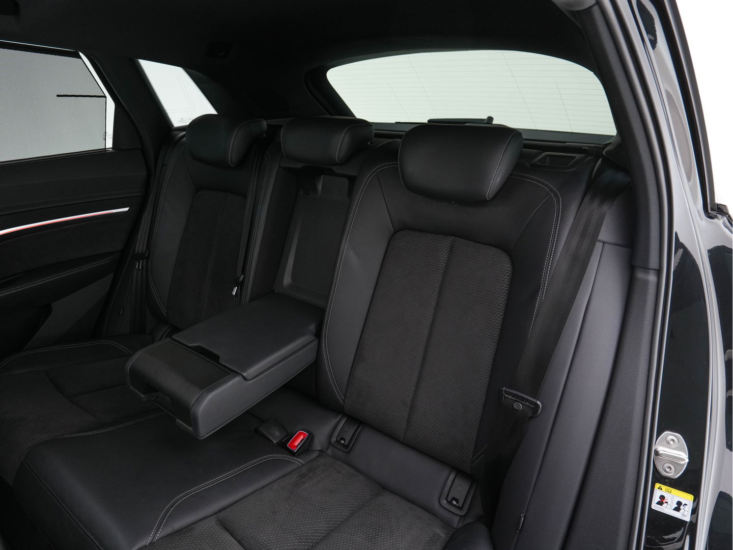 Audi e-tron 55 quattro 95 kWh [ 3-Fase ] (INCL.BTW) *PANO | HEAD-UP | LEATHER-ALCANTARA | FULL-LED | NIGHT-VISION | BANG&OLUFSEN | ADAPTIVE-CRUISE | MEMORY-PACK | BLIND-SPOT | CAMERA | SPORT/HEATED-SEATS | ECC | PDC | 22''ALU | TOWB