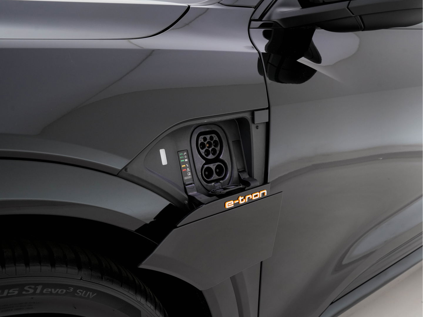 Audi e-tron 55 quattro 95 kWh [ 3-Fase ] (INCL.BTW) *PANO | HEAD-UP | LEATHER-ALCANTARA | FULL-LED | NIGHT-VISION | BANG&OLUFSEN | ADAPTIVE-CRUISE | MEMORY-PACK | BLIND-SPOT | CAMERA | SPORT/HEATED-SEATS | ECC | PDC | 22''ALU | TOWB