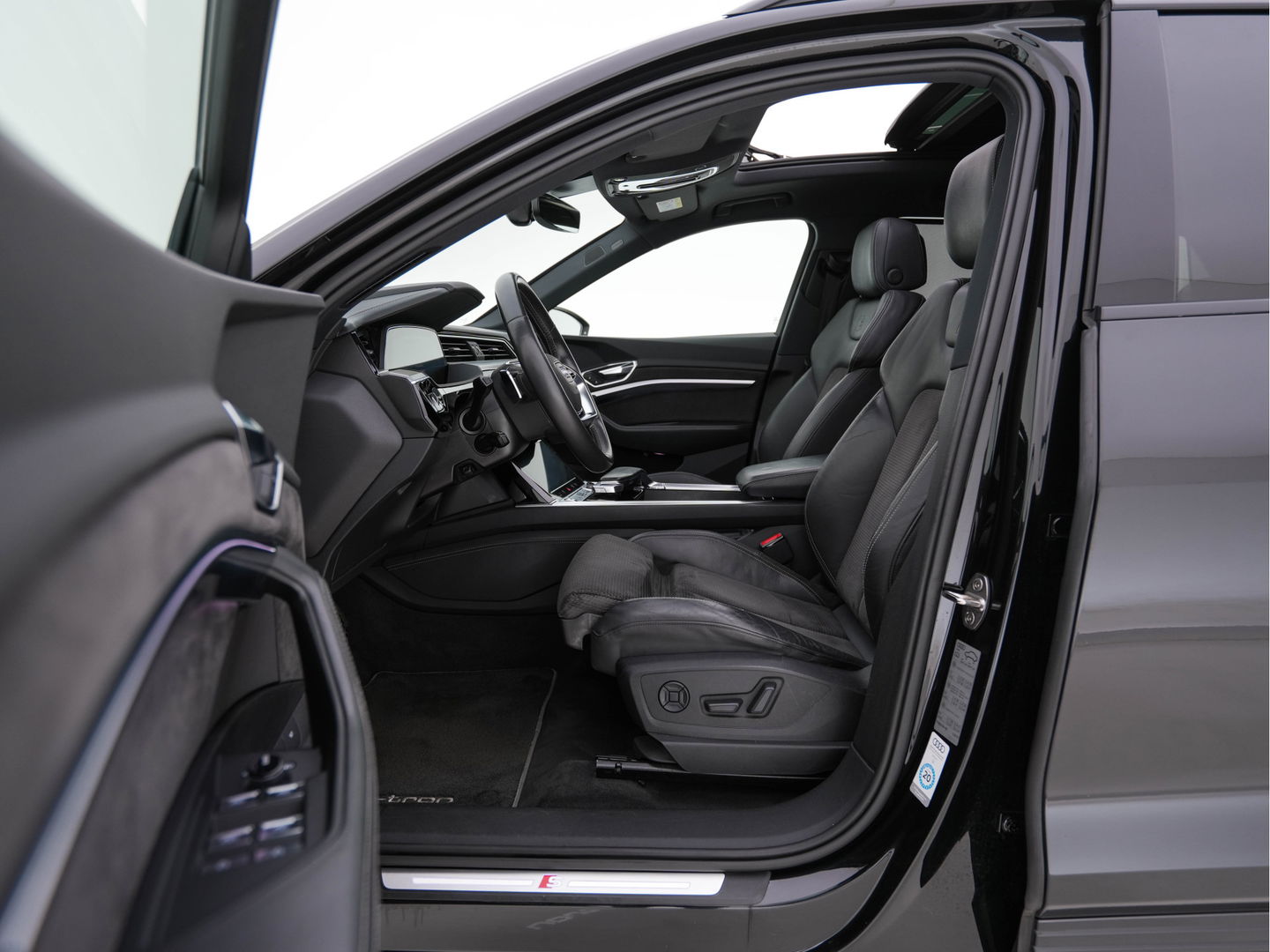 Audi e-tron 55 quattro 95 kWh [ 3-Fase ] (INCL.BTW) *PANO | HEAD-UP | LEATHER-ALCANTARA | FULL-LED | NIGHT-VISION | BANG&OLUFSEN | ADAPTIVE-CRUISE | MEMORY-PACK | BLIND-SPOT | CAMERA | SPORT/HEATED-SEATS | ECC | PDC | 22''ALU | TOWB