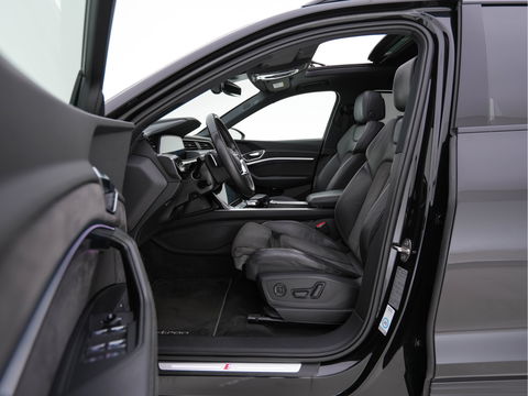 Audi e-tron 55 quattro 95 kWh [ 3-Fase ] (INCL.BTW) *PANO | HEAD-UP | LEATHER-ALCANTARA | FULL-LED | NIGHT-VISION | BANG&OLUFSEN | ADAPTIVE-CRUISE | MEMORY-PACK | BLIND-SPOT | CAMERA | SPORT/HEATED-SEATS | ECC | PDC | 22''ALU | TOWB
