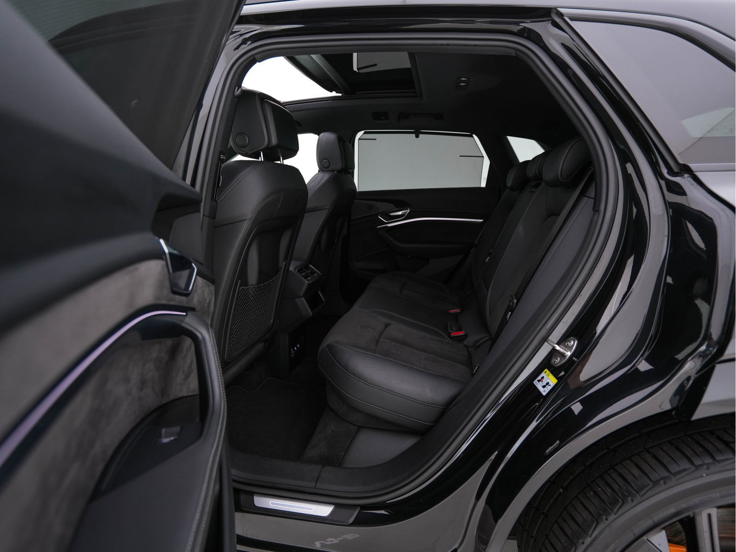 Audi e-tron 55 quattro 95 kWh [ 3-Fase ] (INCL.BTW) *PANO | HEAD-UP | LEATHER-ALCANTARA | FULL-LED | NIGHT-VISION | BANG&OLUFSEN | ADAPTIVE-CRUISE | MEMORY-PACK | BLIND-SPOT | CAMERA | SPORT/HEATED-SEATS | ECC | PDC | 22''ALU | TOWB