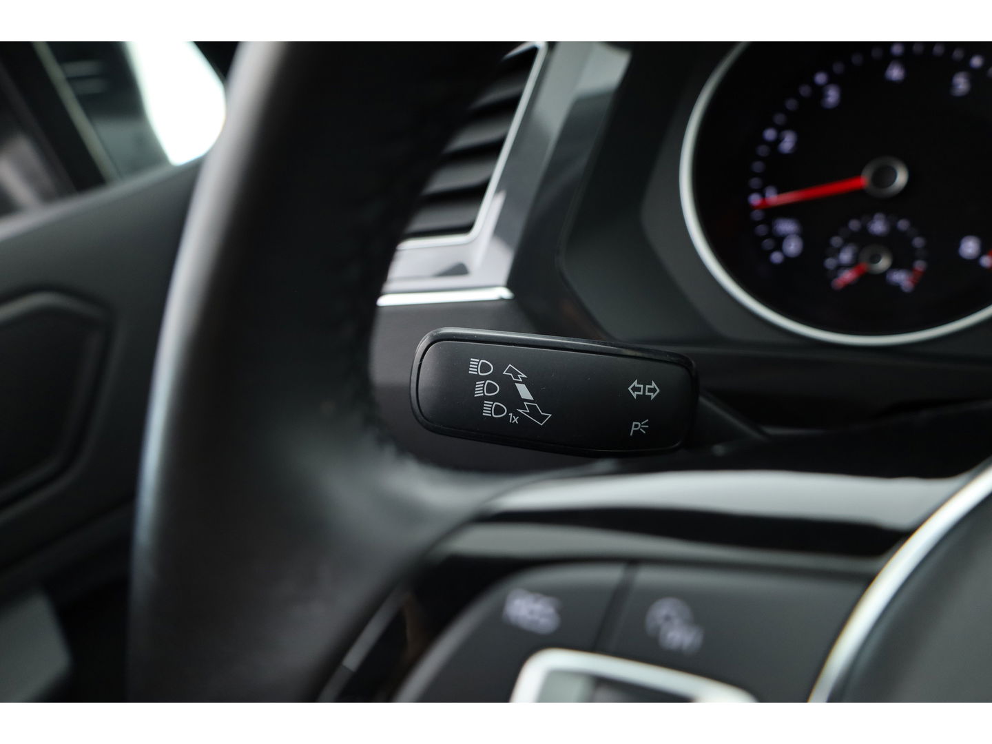 Volkswagen Tiguan 1.5 TSI Life Business | Adapt. Cruise | Camera | Trekhaak | Keyless | 18'' | Navi | Stoelverw.
