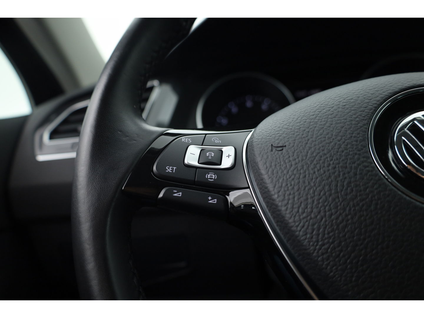 Volkswagen Tiguan 1.5 TSI Life Business | Adapt. Cruise | Camera | Trekhaak | Keyless | 18'' | Navi | Stoelverw.