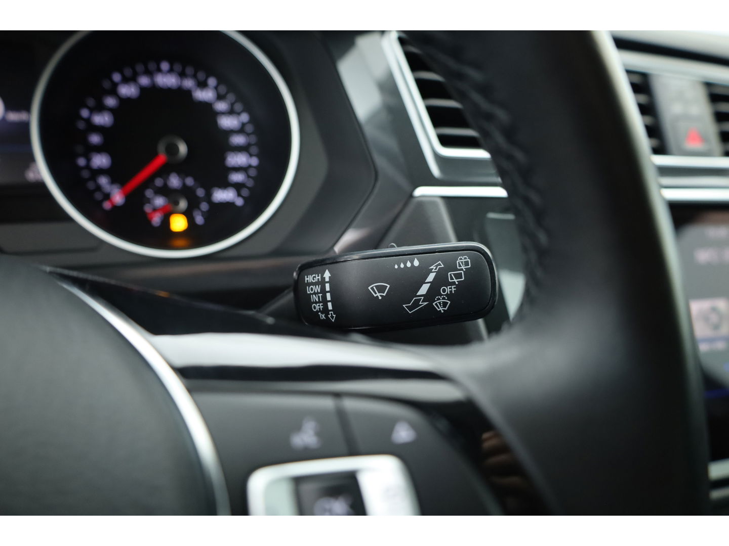 Volkswagen Tiguan 1.5 TSI Life Business | Adapt. Cruise | Camera | Trekhaak | Keyless | 18'' | Navi | Stoelverw.