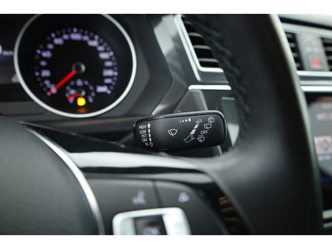 Volkswagen Tiguan 1.5 TSI Life Business | Adapt. Cruise | Camera | Trekhaak | Keyless | 18'' | Navi | Stoelverw.
