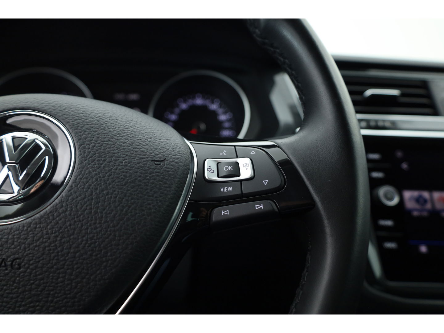 Volkswagen Tiguan 1.5 TSI Life Business | Adapt. Cruise | Camera | Trekhaak | Keyless | 18'' | Navi | Stoelverw.