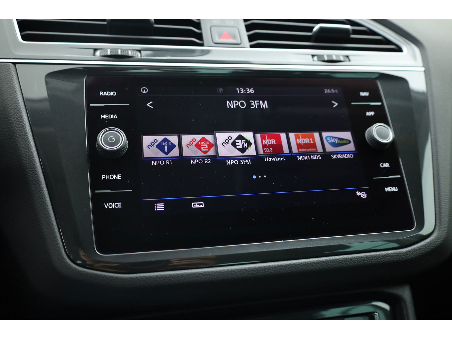 Volkswagen Tiguan 1.5 TSI Life Business | Adapt. Cruise | Camera | Trekhaak | Keyless | 18'' | Navi | Stoelverw.