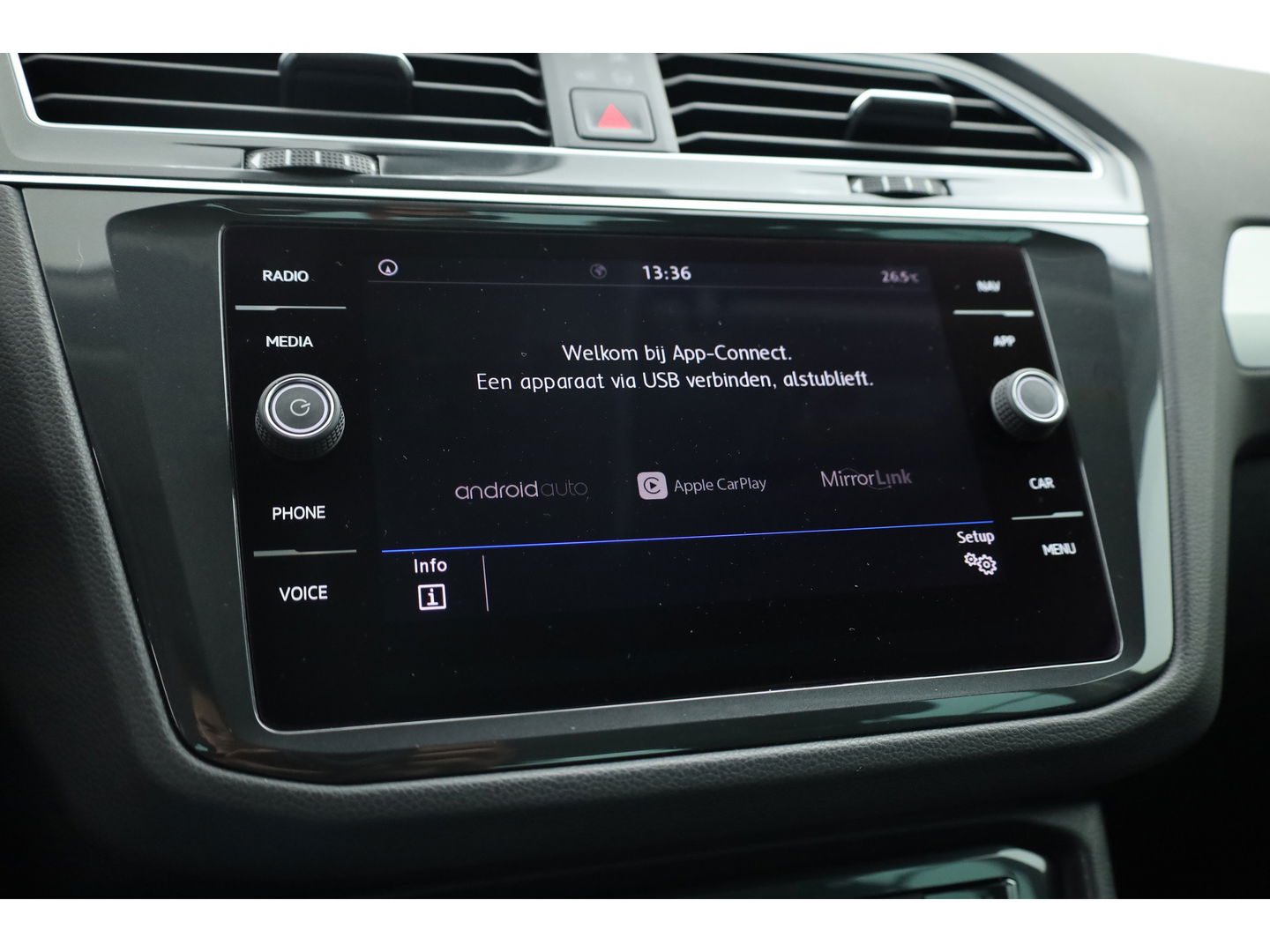 Volkswagen Tiguan 1.5 TSI Life Business | Adapt. Cruise | Camera | Trekhaak | Keyless | 18'' | Navi | Stoelverw.
