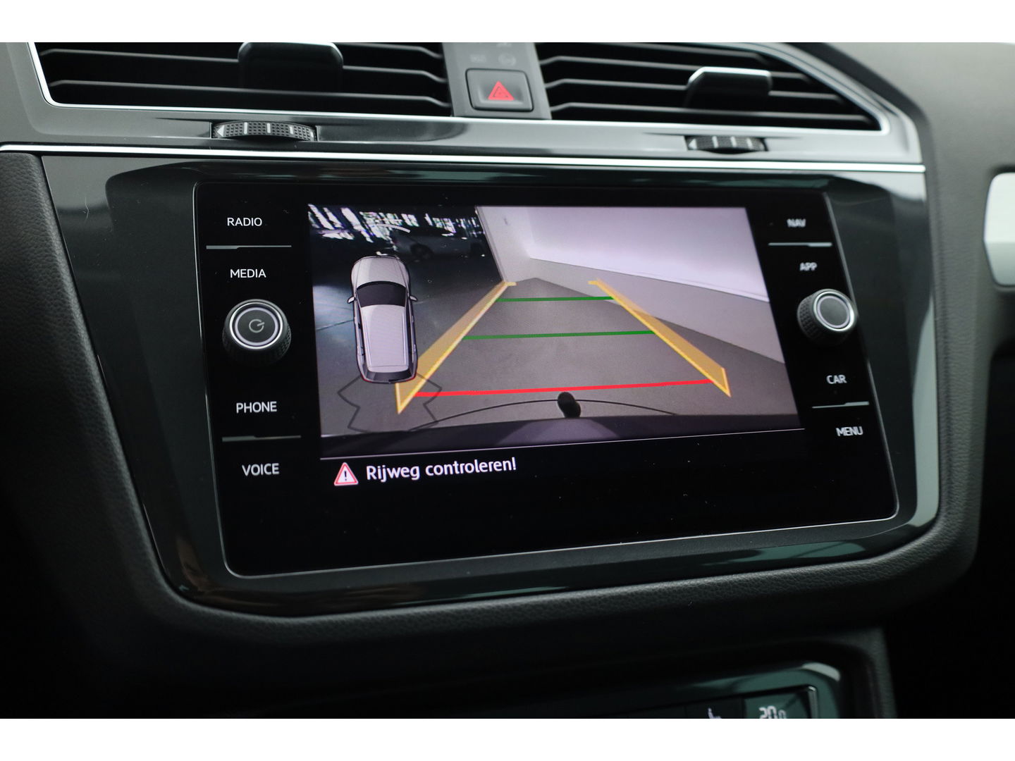 Volkswagen Tiguan 1.5 TSI Life Business | Adapt. Cruise | Camera | Trekhaak | Keyless | 18'' | Navi | Stoelverw.
