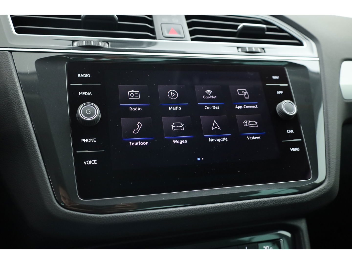 Volkswagen Tiguan 1.5 TSI Life Business | Adapt. Cruise | Camera | Trekhaak | Keyless | 18'' | Navi | Stoelverw.