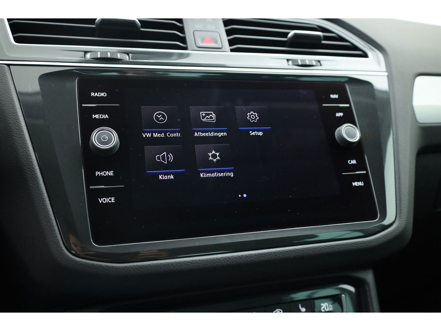 Volkswagen Tiguan 1.5 TSI Life Business | Adapt. Cruise | Camera | Trekhaak | Keyless | 18'' | Navi | Stoelverw.
