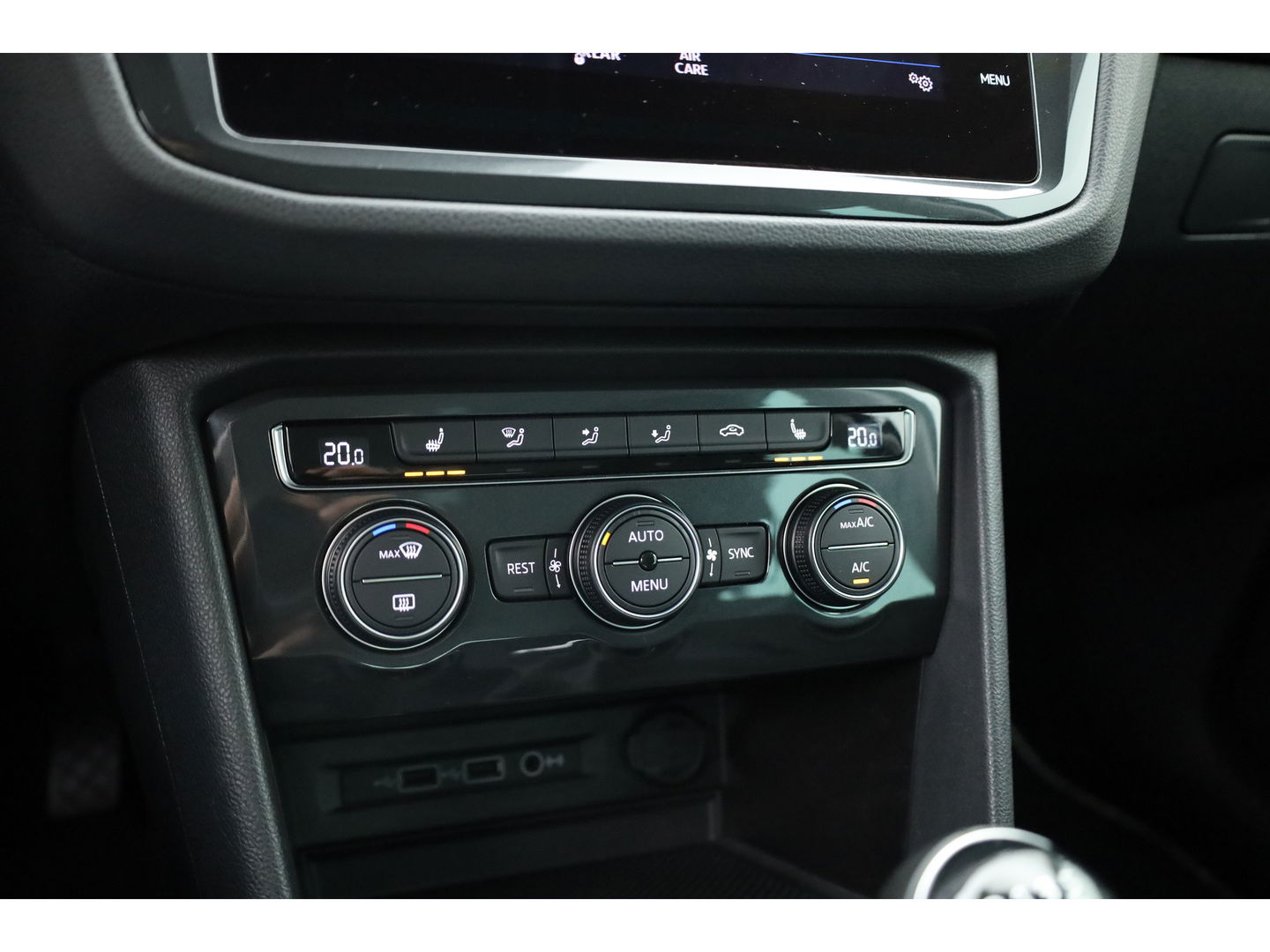 Volkswagen Tiguan 1.5 TSI Life Business | Adapt. Cruise | Camera | Trekhaak | Keyless | 18'' | Navi | Stoelverw.