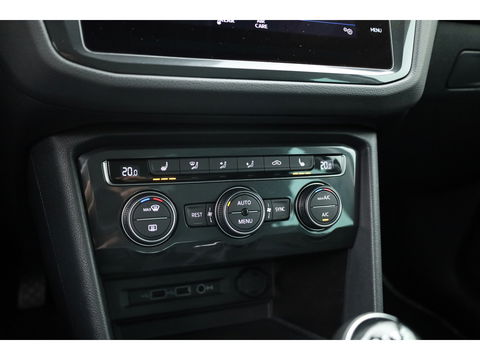 Volkswagen Tiguan 1.5 TSI Life Business | Adapt. Cruise | Camera | Trekhaak | Keyless | 18'' | Navi | Stoelverw.