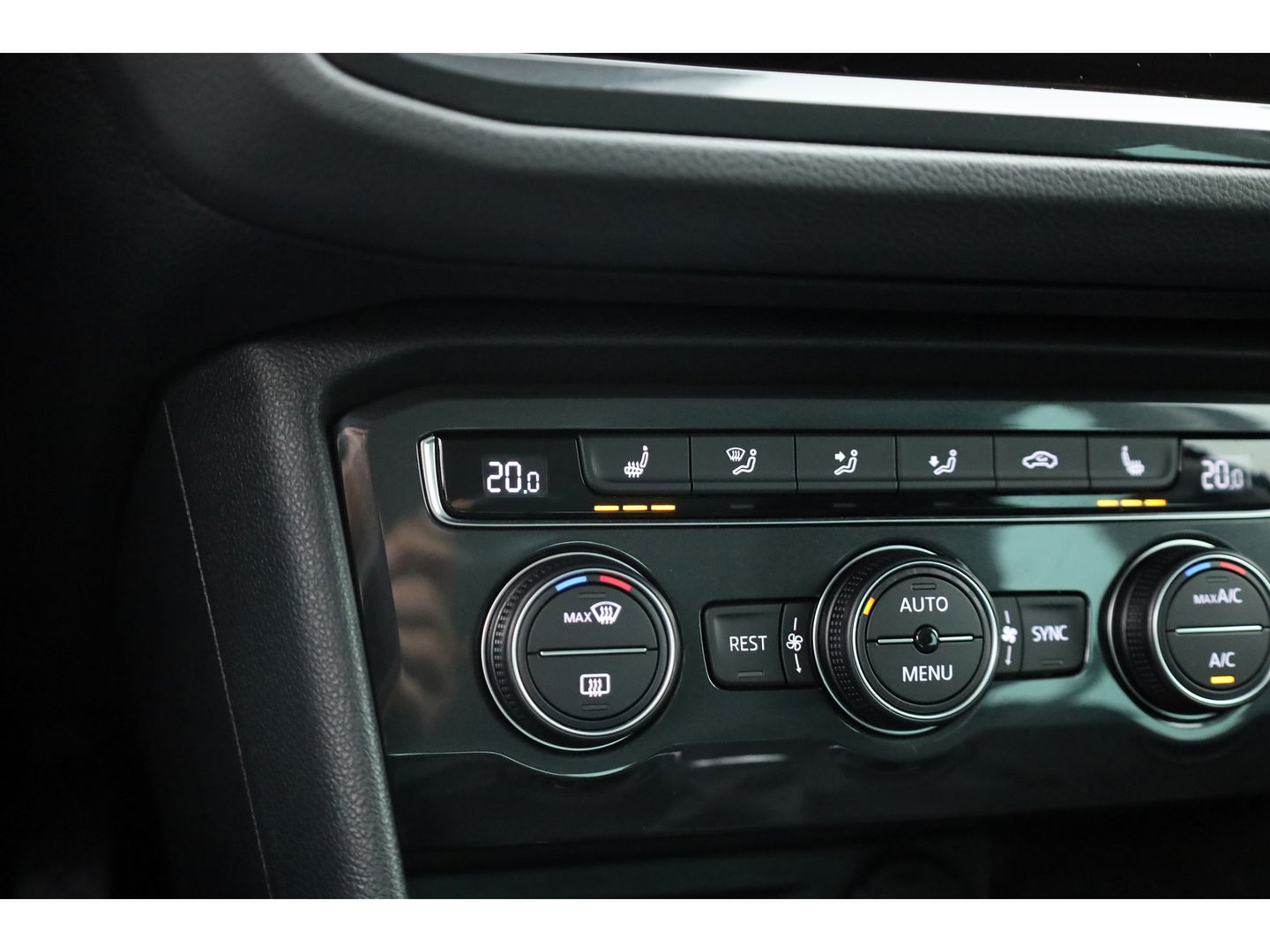 Volkswagen Tiguan 1.5 TSI Life Business | Adapt. Cruise | Camera | Trekhaak | Keyless | 18'' | Navi | Stoelverw.