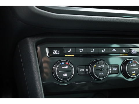 Volkswagen Tiguan 1.5 TSI Life Business | Adapt. Cruise | Camera | Trekhaak | Keyless | 18'' | Navi | Stoelverw.