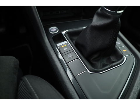 Volkswagen Tiguan 1.5 TSI Life Business | Adapt. Cruise | Camera | Trekhaak | Keyless | 18'' | Navi | Stoelverw.