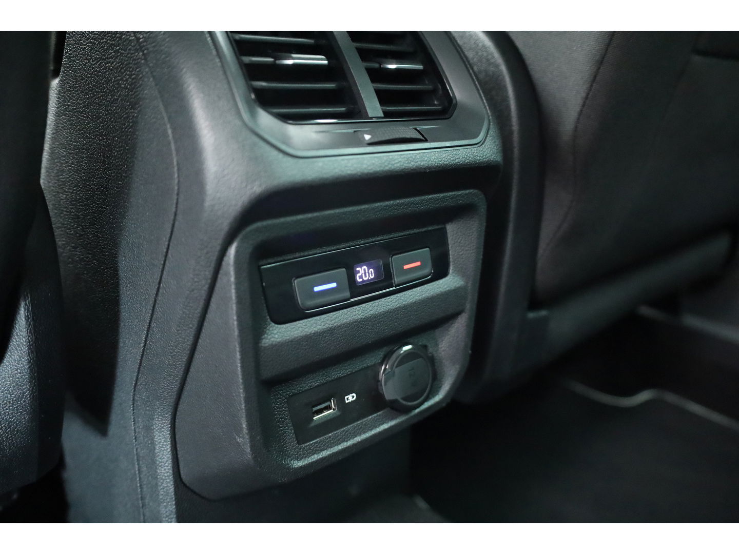 Volkswagen Tiguan 1.5 TSI Life Business | Adapt. Cruise | Camera | Trekhaak | Keyless | 18'' | Navi | Stoelverw.