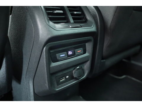Volkswagen Tiguan 1.5 TSI Life Business | Adapt. Cruise | Camera | Trekhaak | Keyless | 18'' | Navi | Stoelverw.