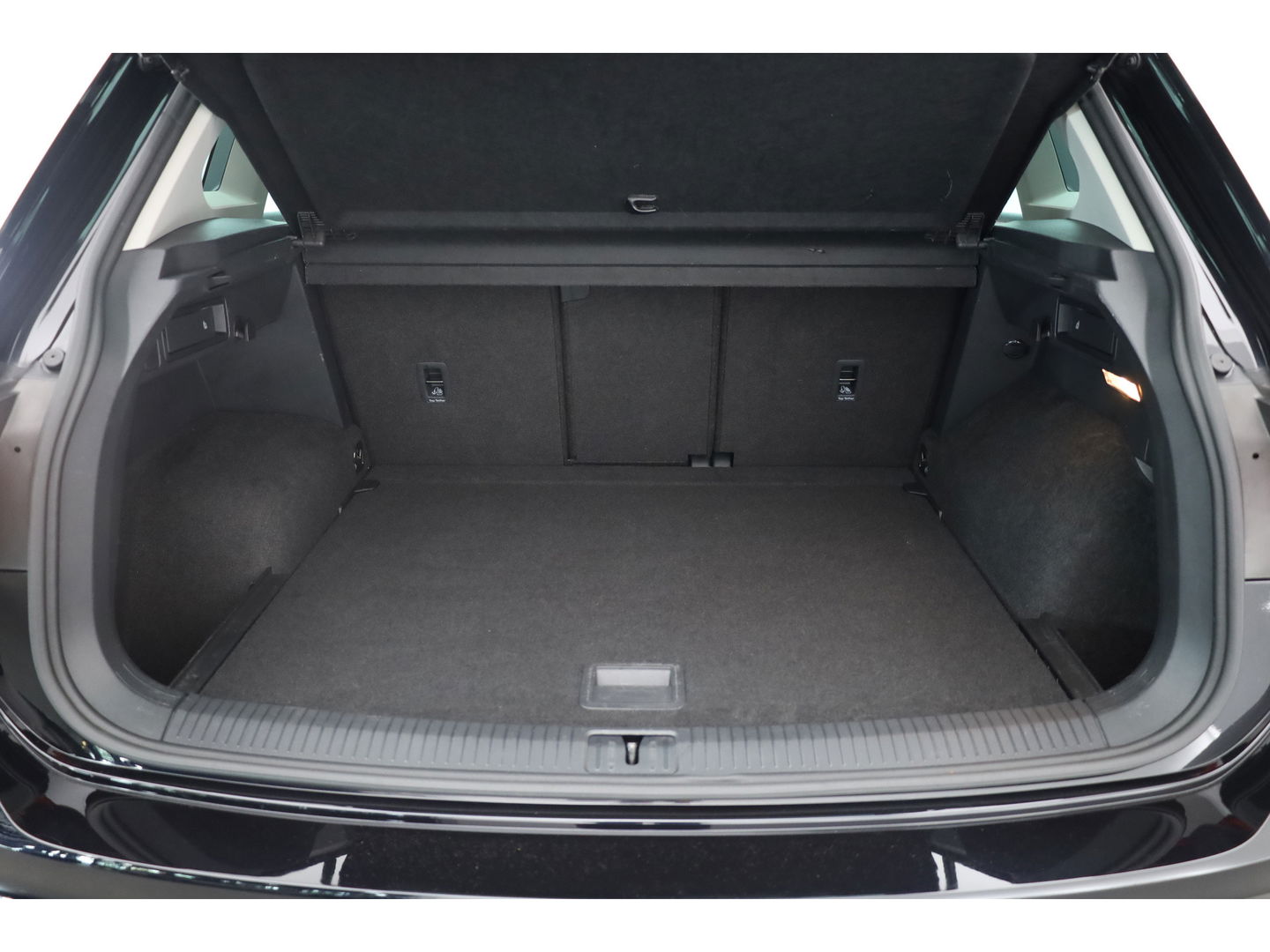 Volkswagen Tiguan 1.5 TSI Life Business | Adapt. Cruise | Camera | Trekhaak | Keyless | 18'' | Navi | Stoelverw.