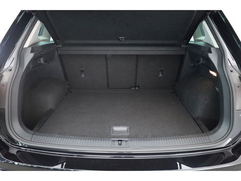 Volkswagen Tiguan 1.5 TSI Life Business | Adapt. Cruise | Camera | Trekhaak | Keyless | 18'' | Navi | Stoelverw.