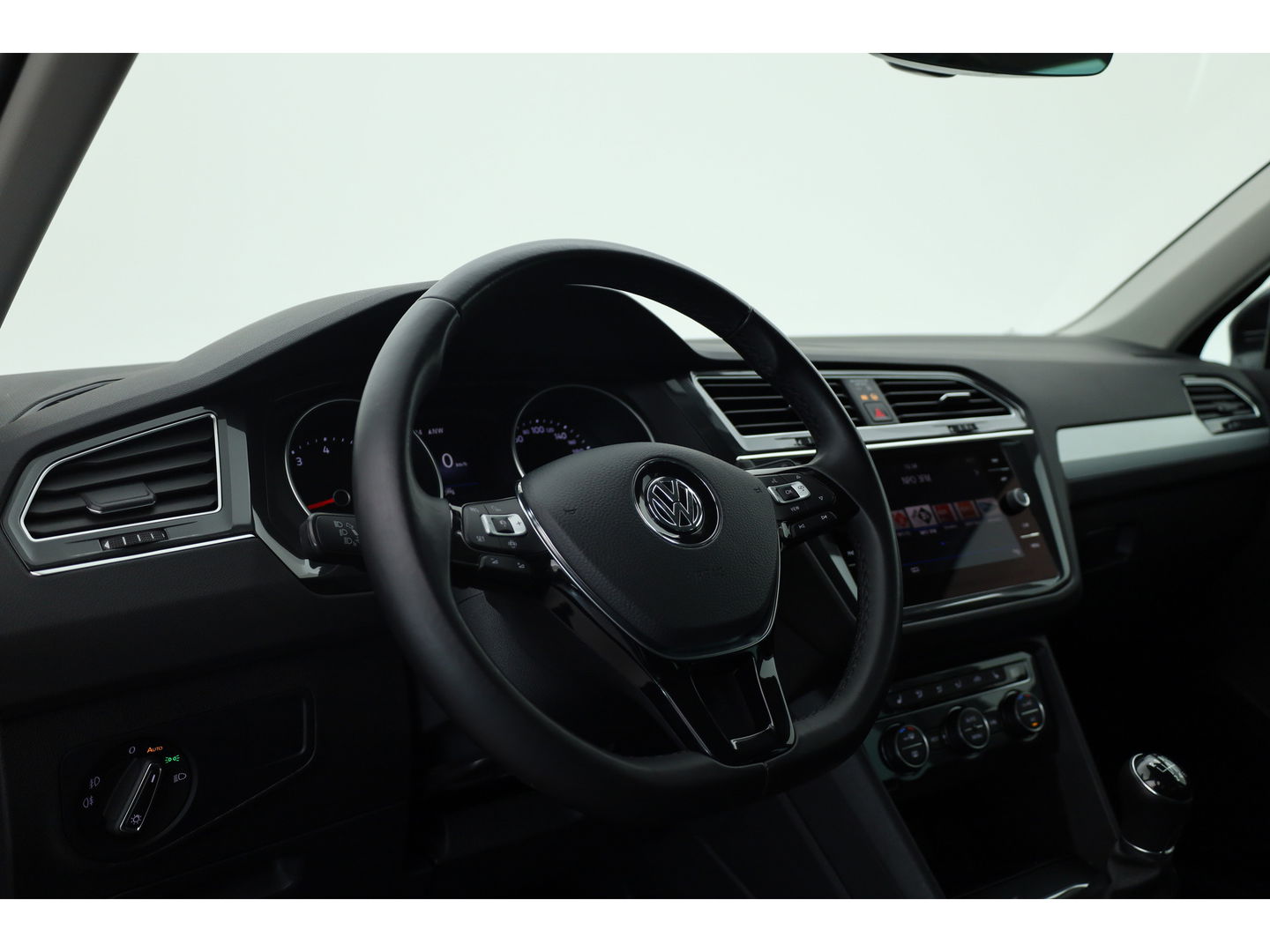 Volkswagen Tiguan 1.5 TSI Life Business | Adapt. Cruise | Camera | Trekhaak | Keyless | 18'' | Navi | Stoelverw.