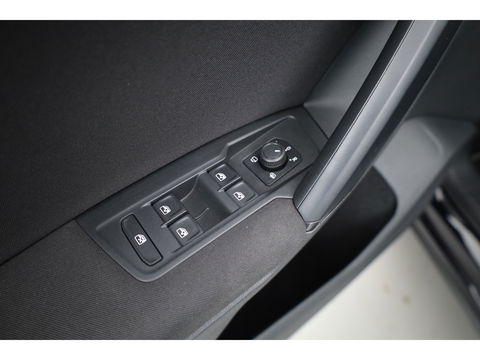 Volkswagen Tiguan 1.5 TSI Life Business | Adapt. Cruise | Camera | Trekhaak | Keyless | 18'' | Navi | Stoelverw.