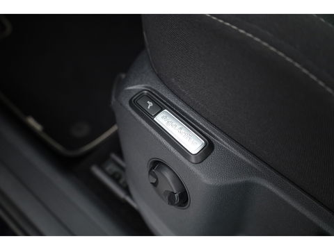 Volkswagen Tiguan 1.5 TSI Life Business | Adapt. Cruise | Camera | Trekhaak | Keyless | 18'' | Navi | Stoelverw.
