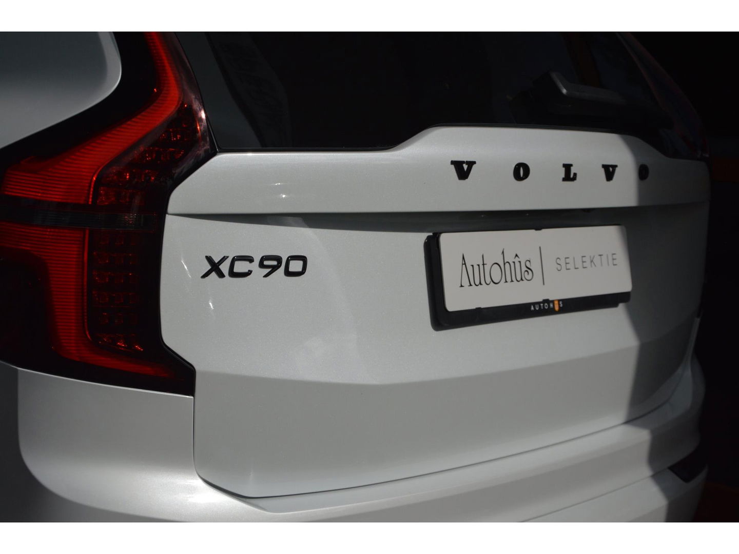 Volvo XC90 T8 AWD Ultra Dark | Luchtvering | Facelift | Bowers & Wilkins | Geventileerde stoelen | 360° Camera | Trekhaak |