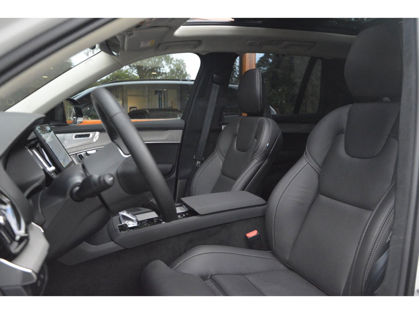 Volvo XC90 T8 AWD Ultra Dark | Luchtvering | Facelift | Bowers & Wilkins | Geventileerde stoelen | 360° Camera | Trekhaak |