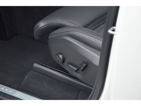 Volvo XC90 T8 AWD Ultra Dark | Luchtvering | Facelift | Bowers & Wilkins | Geventileerde stoelen | 360° Camera | Trekhaak |
