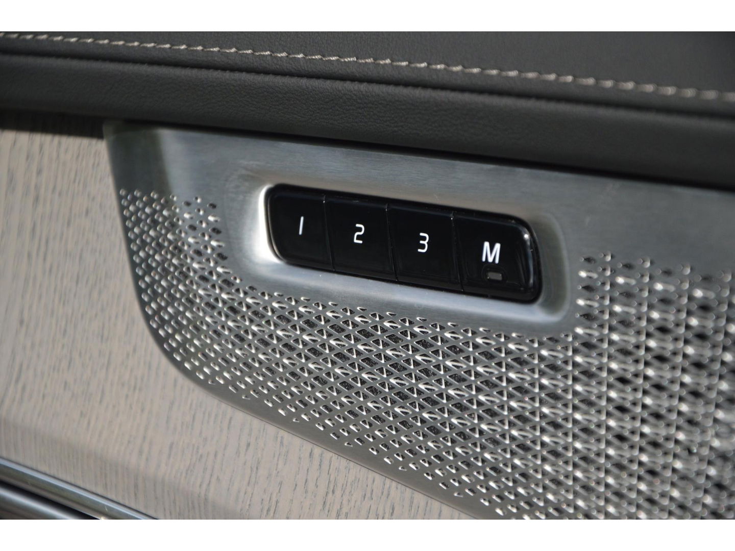 Volvo XC90 T8 AWD Ultra Dark | Luchtvering | Facelift | Bowers & Wilkins | Geventileerde stoelen | 360° Camera | Trekhaak |