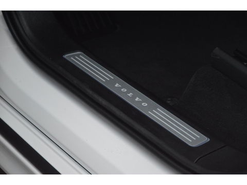 Volvo XC90 T8 AWD Ultra Dark | Luchtvering | Facelift | Bowers & Wilkins | Geventileerde stoelen | 360° Camera | Trekhaak |