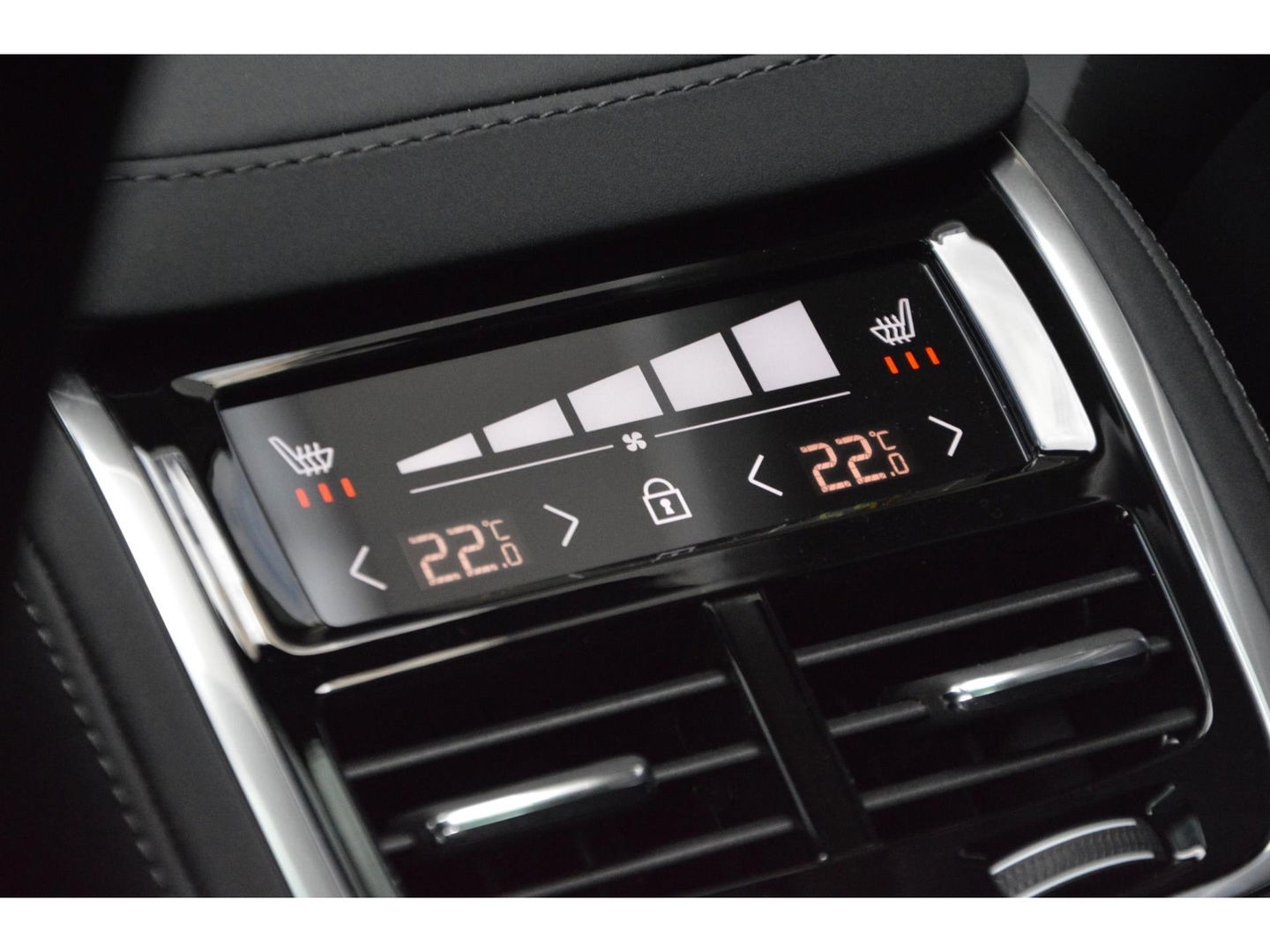 Volvo XC90 T8 AWD Ultra Dark | Luchtvering | Facelift | Bowers & Wilkins | Geventileerde stoelen | 360° Camera | Trekhaak |