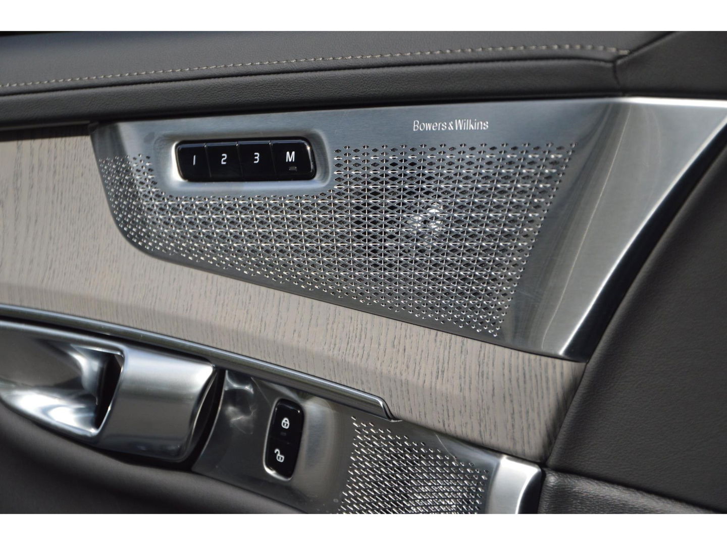 Volvo XC90 T8 AWD Ultra Dark | Luchtvering | Facelift | Bowers & Wilkins | Geventileerde stoelen | 360° Camera | Trekhaak |