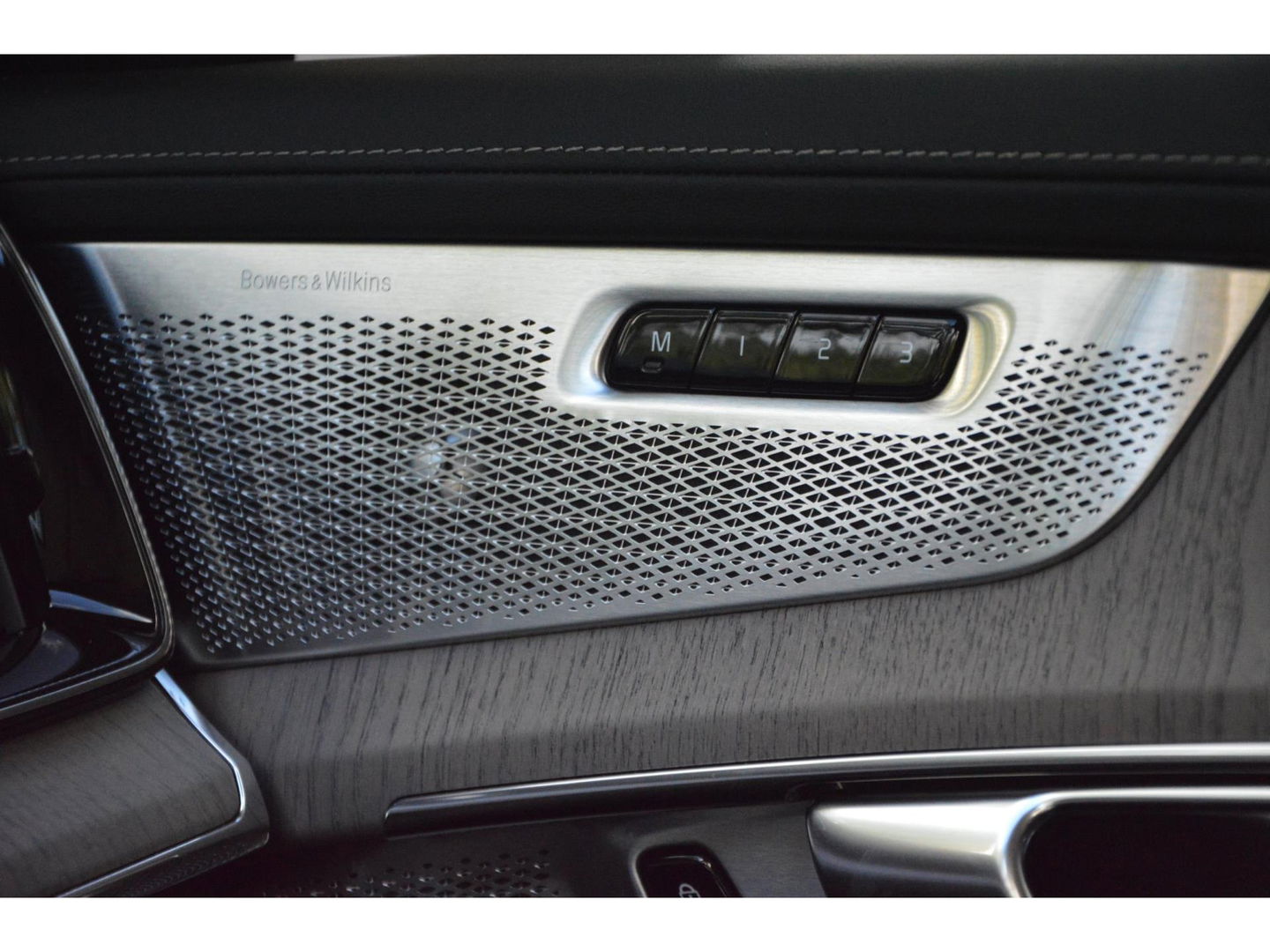 Volvo XC90 T8 AWD Ultra Dark | Luchtvering | Facelift | Bowers & Wilkins | Geventileerde stoelen | 360° Camera | Trekhaak |