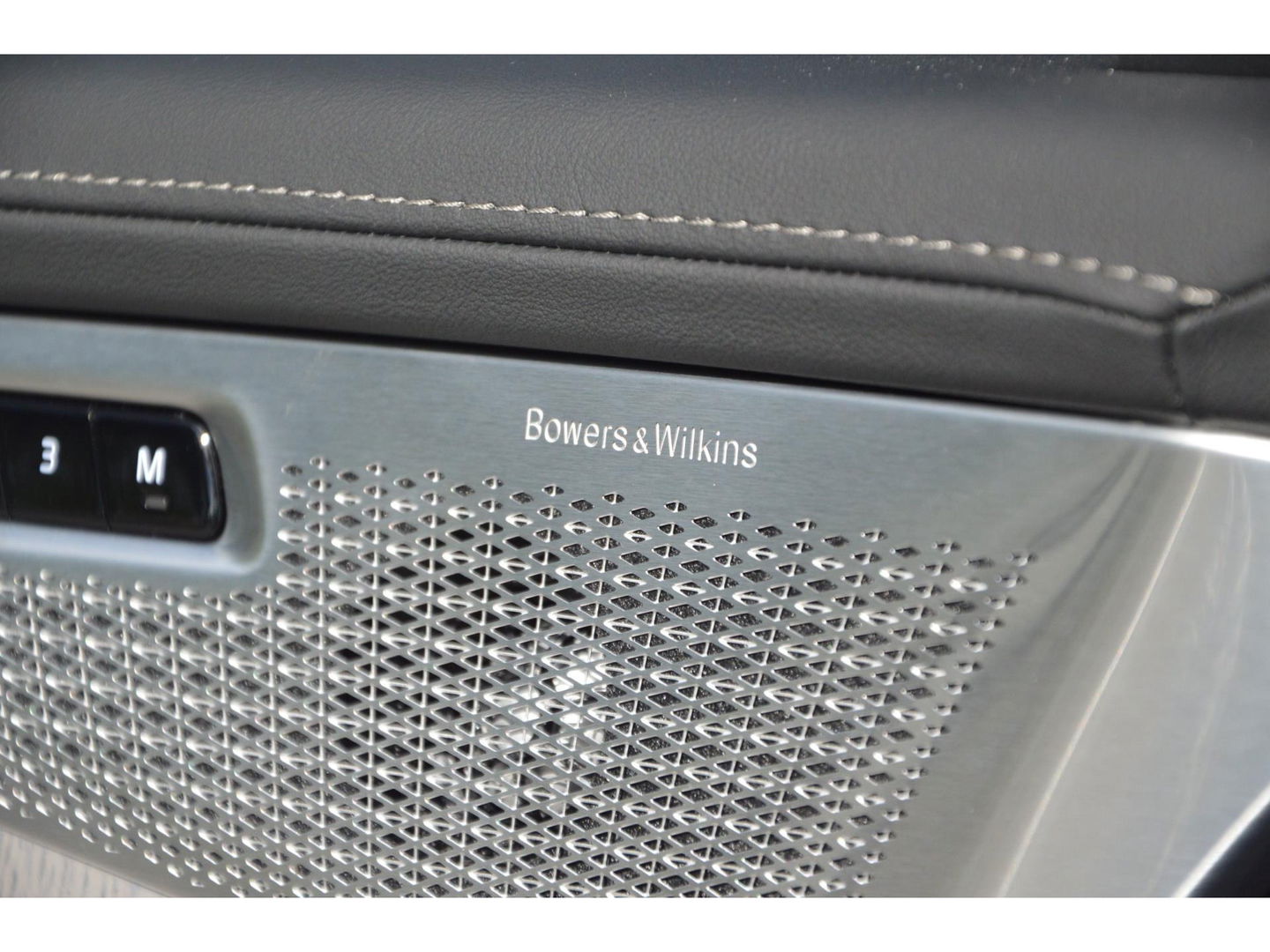 Volvo XC90 T8 AWD Ultra Dark | Luchtvering | Facelift | Bowers & Wilkins | Geventileerde stoelen | 360° Camera | Trekhaak |