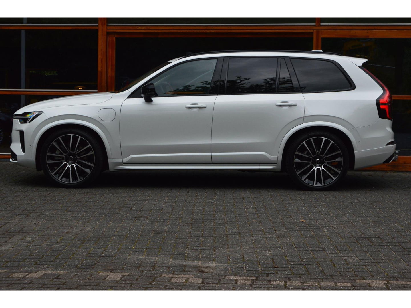 Volvo XC90 T8 AWD Ultra Dark | Luchtvering | Facelift | Bowers & Wilkins | Geventileerde stoelen | 360° Camera | Trekhaak |