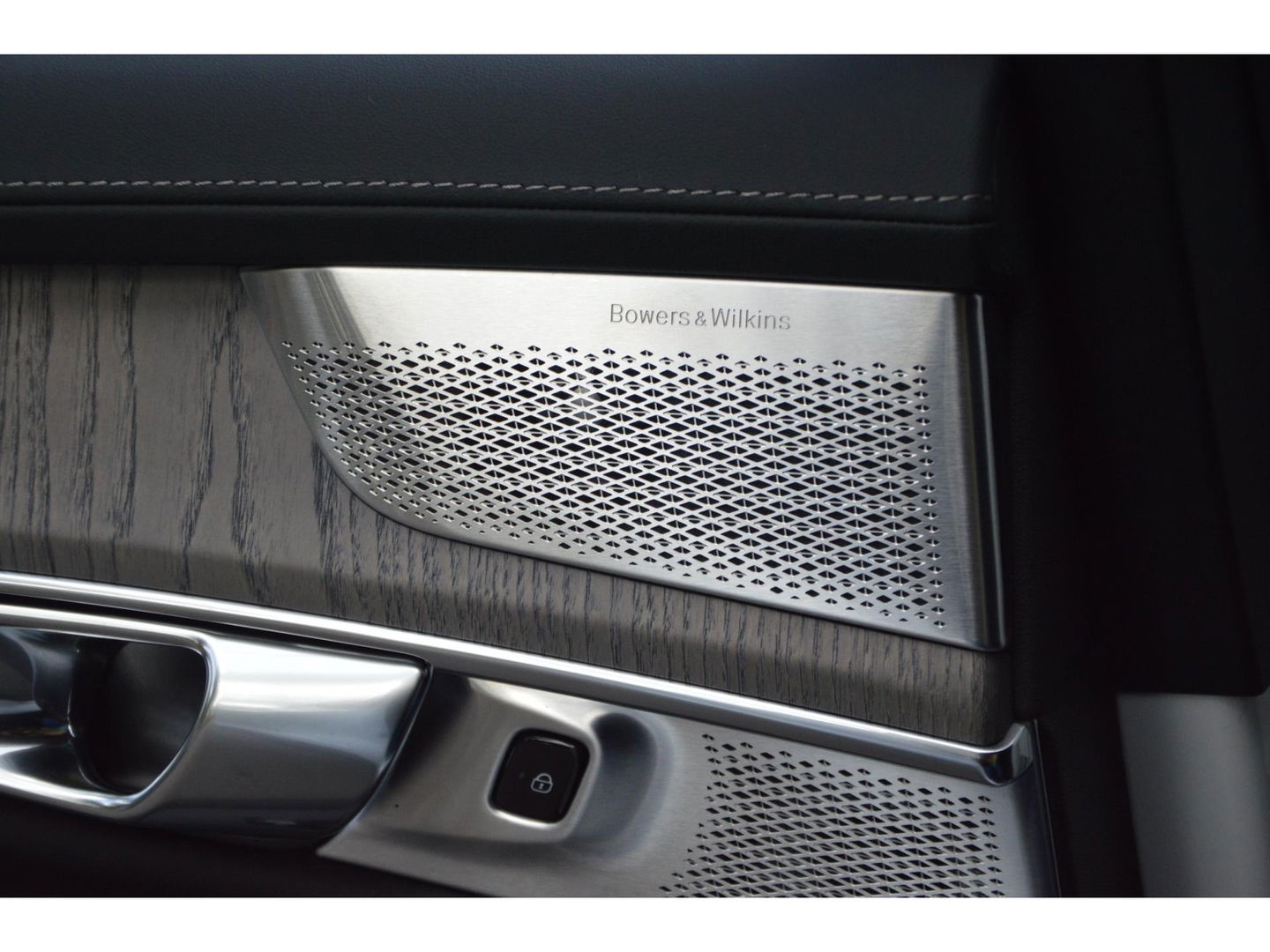 Volvo XC90 T8 AWD Ultra Dark | Luchtvering | Facelift | Bowers & Wilkins | Geventileerde stoelen | 360° Camera | Trekhaak |