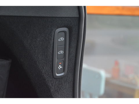 Volvo XC90 T8 AWD Ultra Dark | Luchtvering | Facelift | Bowers & Wilkins | Geventileerde stoelen | 360° Camera | Trekhaak |