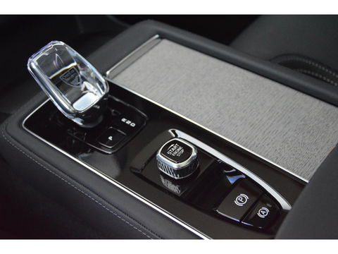 Volvo XC90 T8 AWD Ultra Dark | Luchtvering | Facelift | Bowers & Wilkins | Geventileerde stoelen | 360° Camera | Trekhaak |