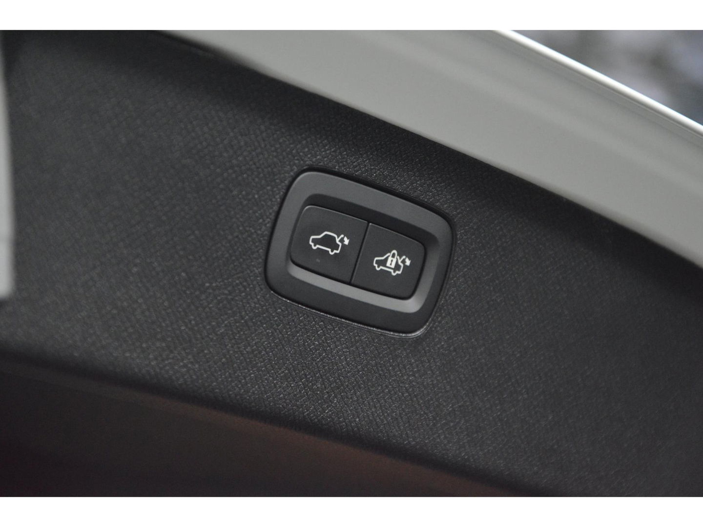 Volvo XC90 T8 AWD Ultra Dark | Luchtvering | Facelift | Bowers & Wilkins | Geventileerde stoelen | 360° Camera | Trekhaak |