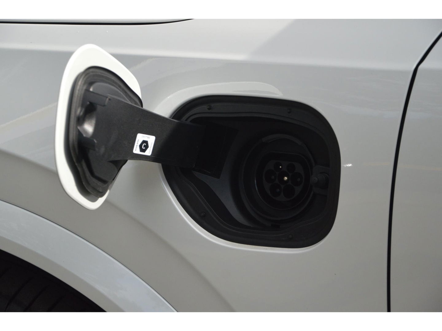 Volvo XC90 T8 AWD Ultra Dark | Luchtvering | Facelift | Bowers & Wilkins | Geventileerde stoelen | 360° Camera | Trekhaak |
