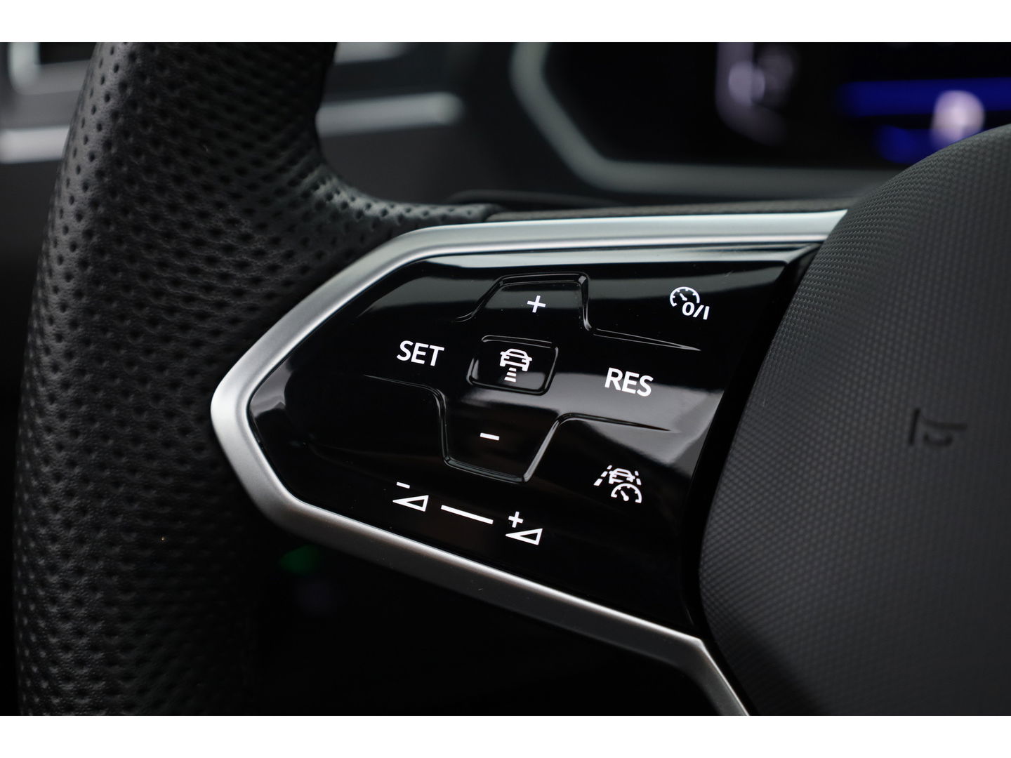 Volkswagen Tiguan 1.5 TSI R-Line DSG | Pano | Elek. Trekhaak | Camera | Stoel- Stuurverw. | Keyless | Navi